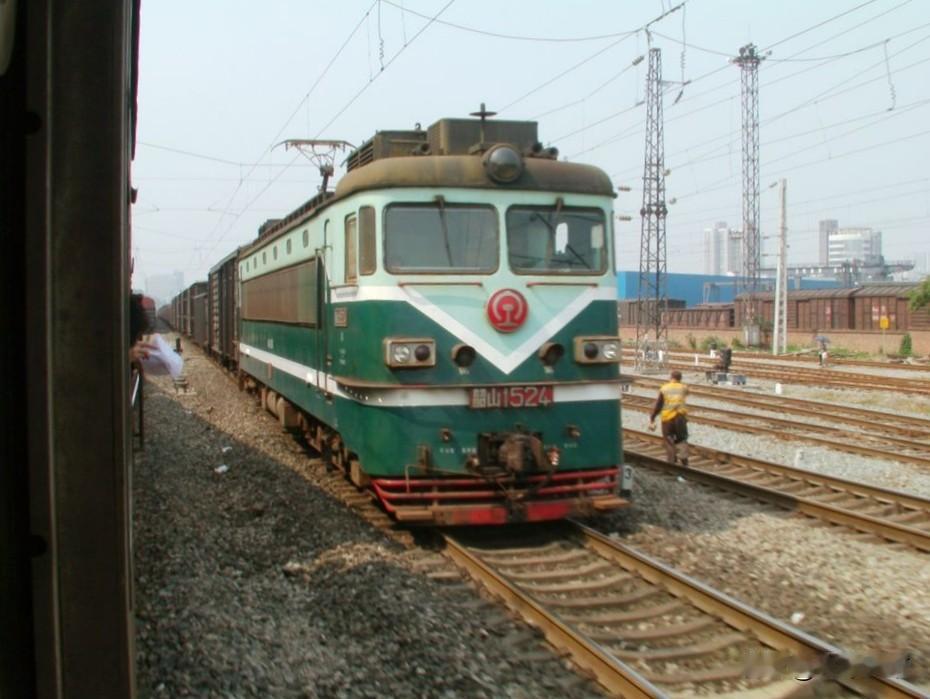 2011年坐火车在重庆枢纽内拍到的韶山1型电力机车。该型机车是中国第一代电力机车