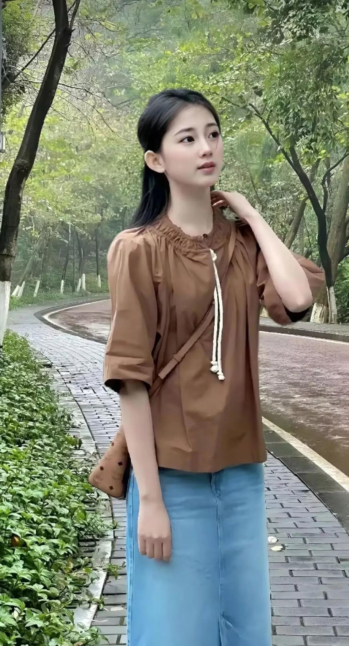 漫步公园，享受自然的宁静与美好。🍃🌳