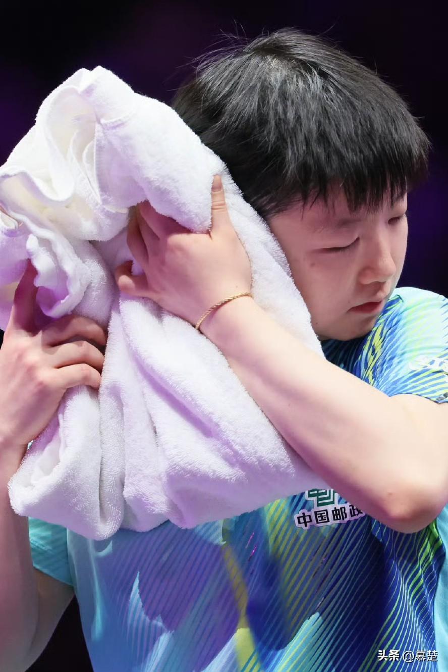 【孙颖莎】擦脸也太可爱了！肉乎乎的~