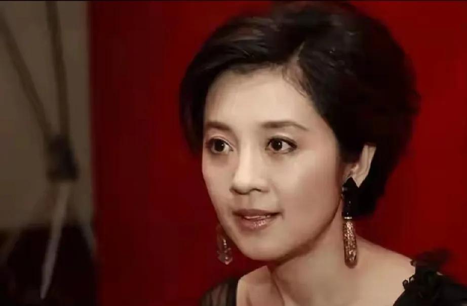 谁能想到，曾被骂“小三上位”的央视前主持许戈辉，如今竟靠实力“逆袭”！当年她与丁