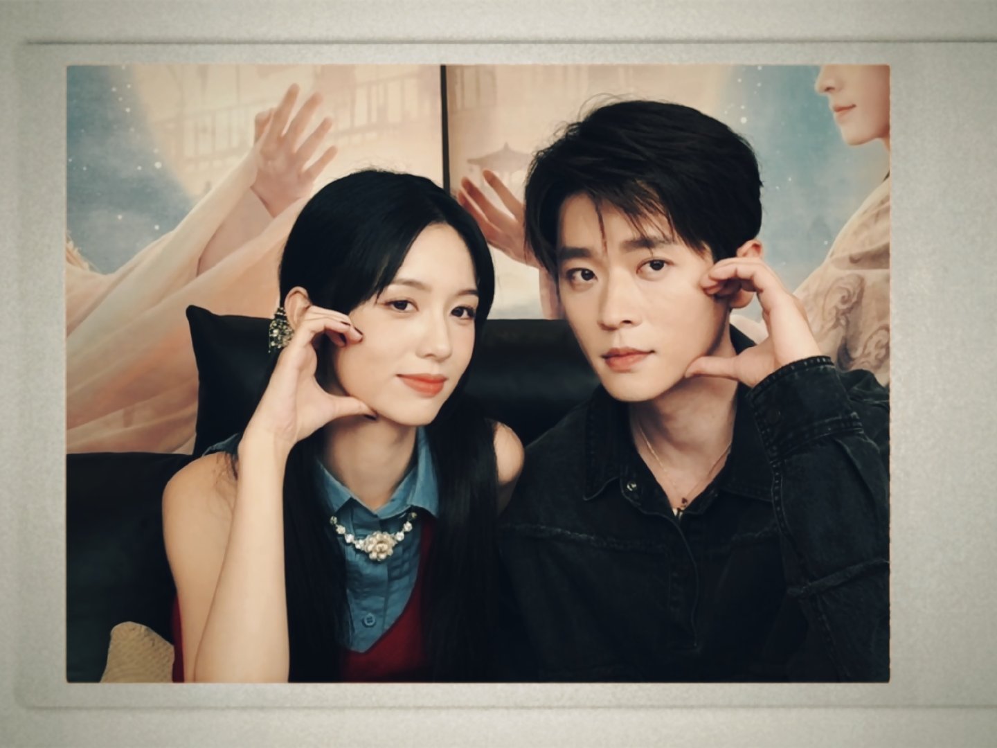 周也晒丞磊合照 周也丞磊甜妹酷哥合照  周也晒丞磊合照，是甜妹酷哥的合照来袭，就
