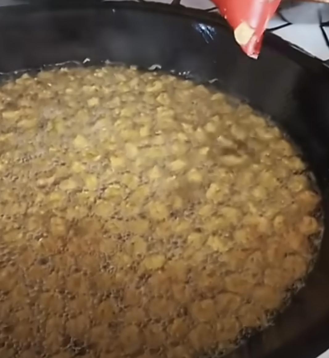 劳动人民智慧多，
母亲做炸丸子，
用塑料袋做的炸丸子神器，手不沾油，大小均匀，速