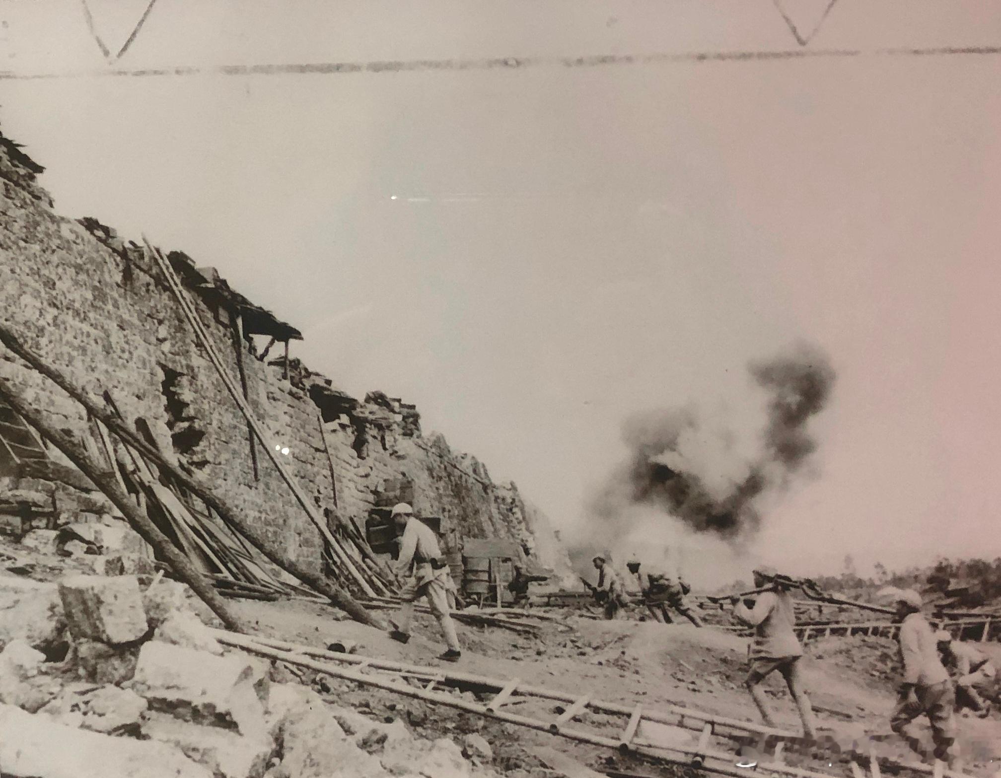 1944年9月中国士兵向腾冲城墙冲锋军事历史全触达 ​​​