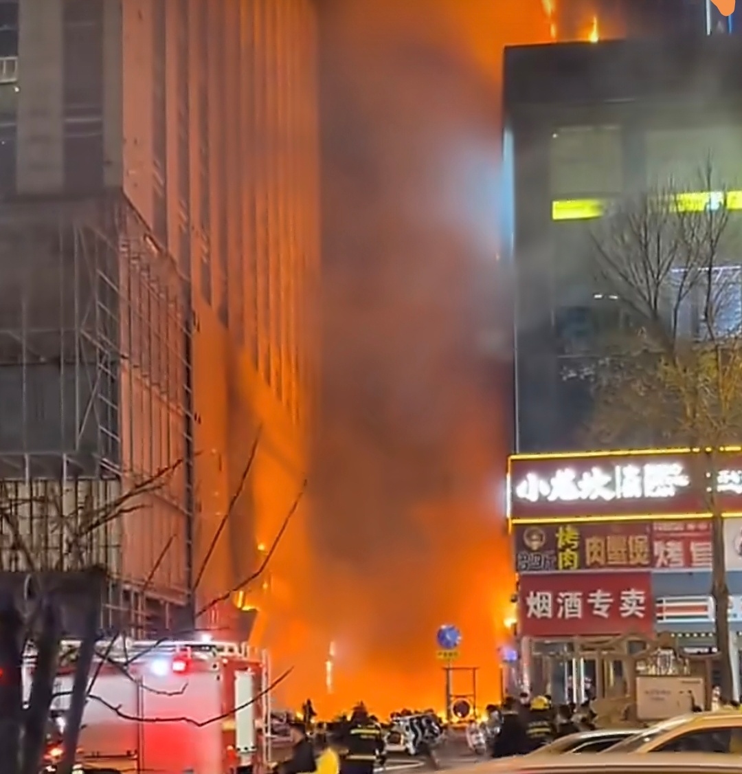 刚看到太原火灾，这也太大了吧，希望里边的住户和去救援的消防人员都平安…太原高层建