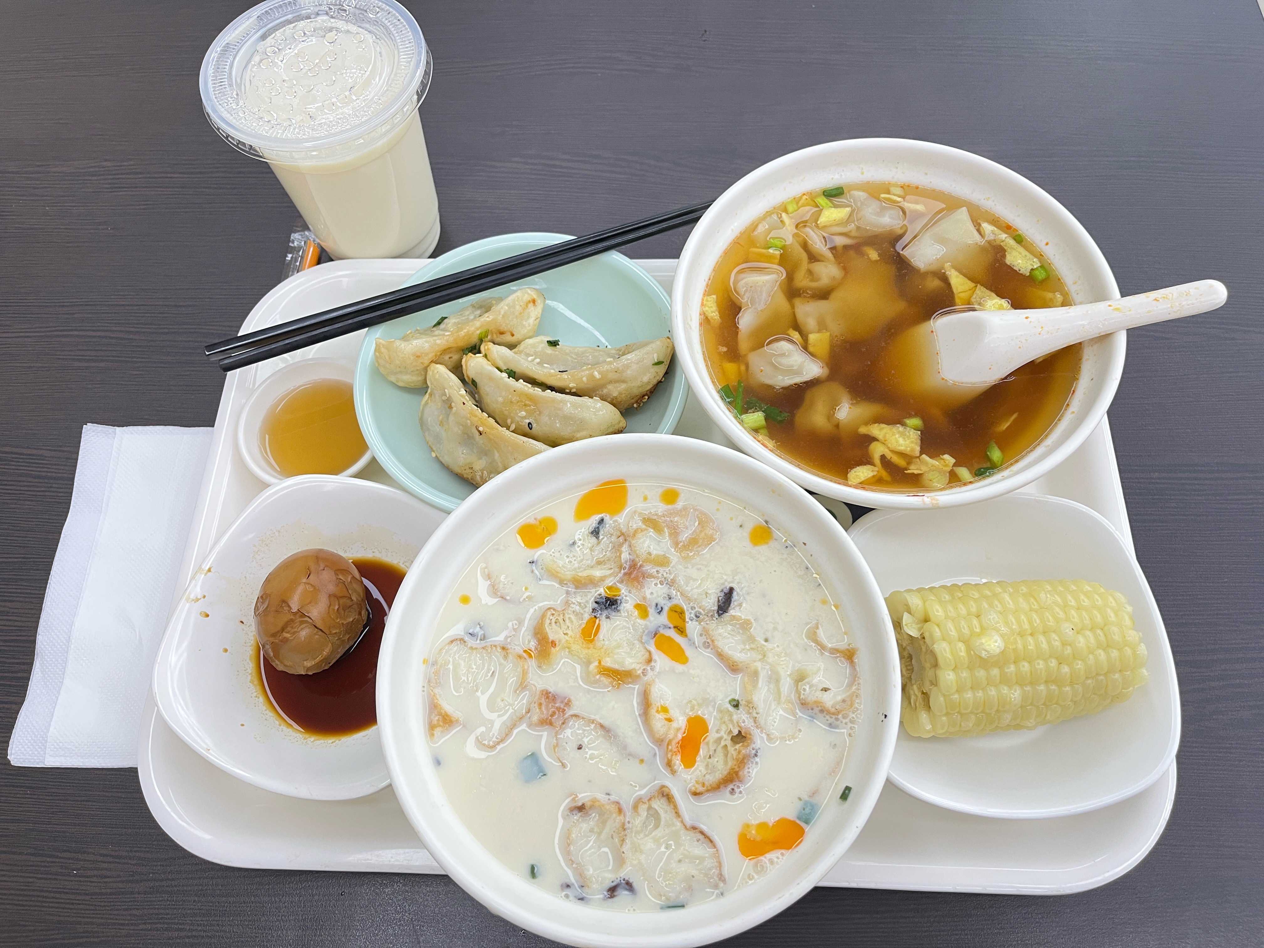 全运会赛艇解说员光荣上岗！好久没来食堂吃早饭，一不当心点得有点多。锅贴小馄饨玉米