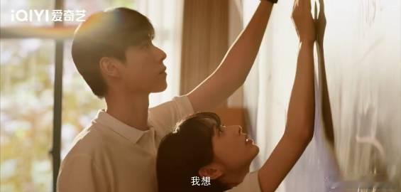 田曦薇胡一天手把手擦黑板好甜 这一幕太甜了吧！两人默契十足，胡一天伸手的那一瞬间