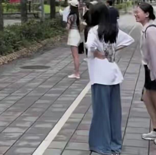 小玥玥的社交账号关注了马晓梅。但是有的网友就问为什么不关注具俊晔？

这个问题摆
