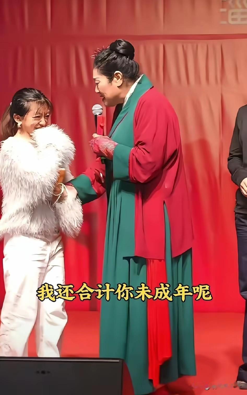 王婆相亲来了个04年的，看着比84年还成熟，她却说自己长得显小。

目测身高也就