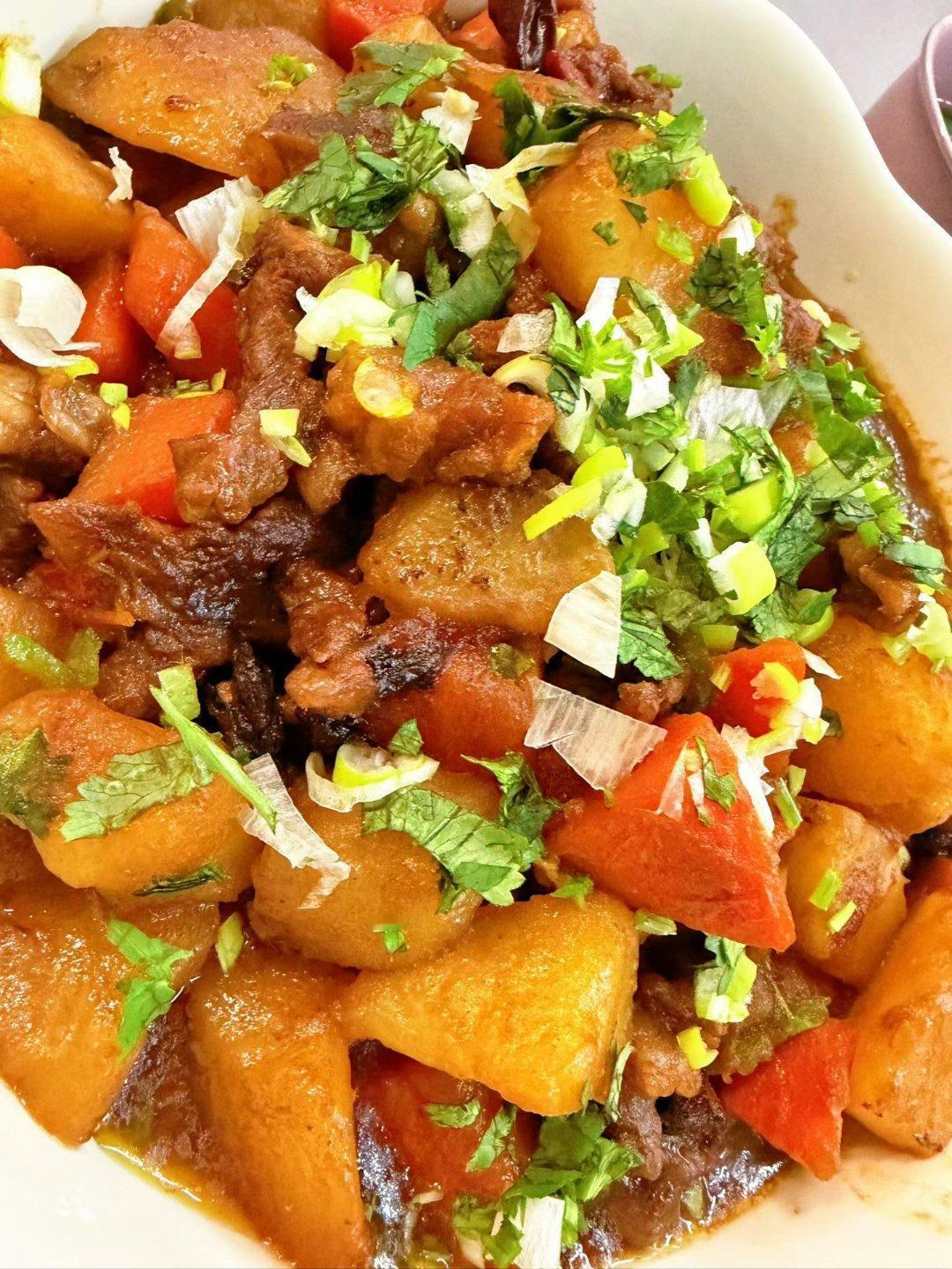 就喜欢这种炖的软烂的土豆，今天一碗米饭不一定够