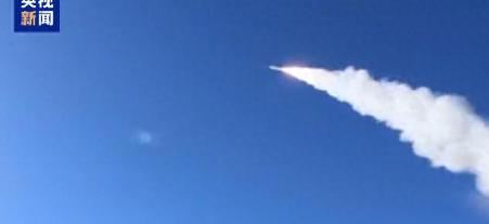 中东的火又被彻底点燃了。就在大家以为美国要踩刹车的时候，一艘美军油轮在深夜被炸成