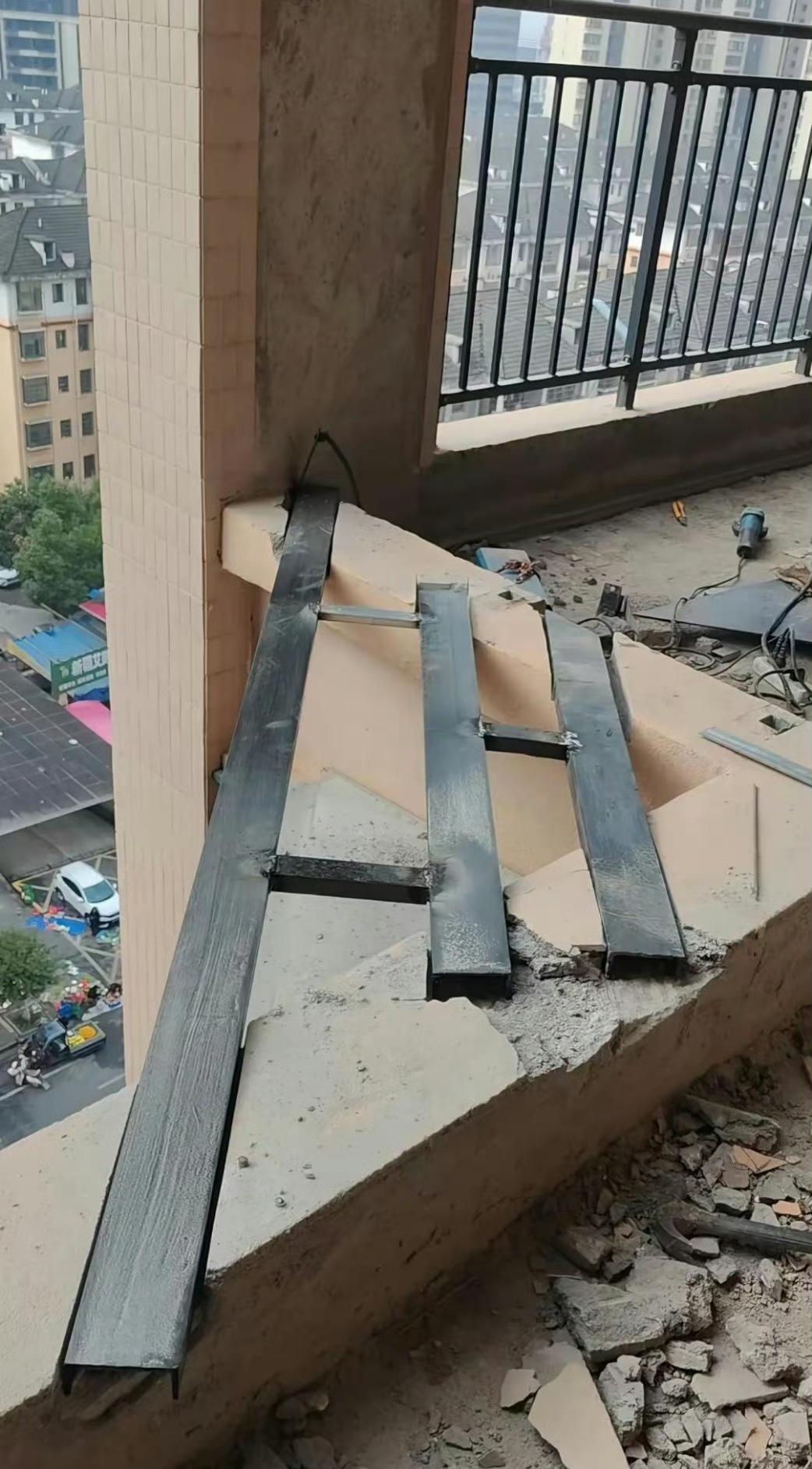 碰到爱占这种便宜的人，尽量远离。
改变外立面了，还是要去投诉的，一投诉一个准。