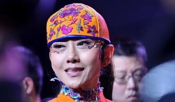 很多人问过：“杨丽萍为什么总戴帽子？”其实答案从来不是“遮什么”，而是她用舞蹈写