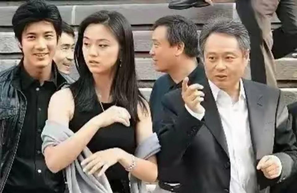 汤唯大学时那股子清澈又倔强的劲儿，真不是演出来的。李安选角毒辣，看中的就是这份未
