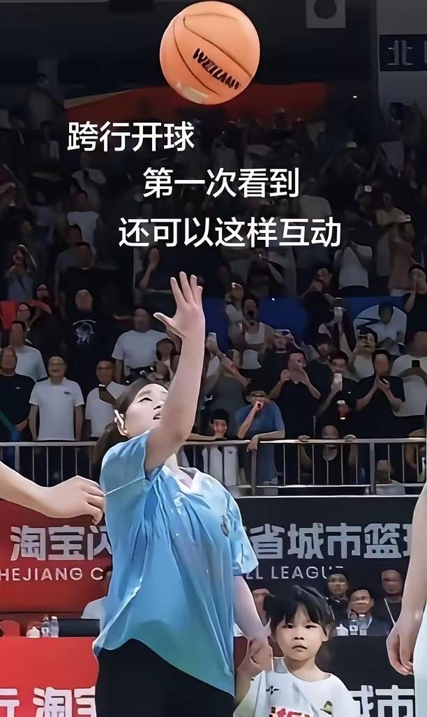 全红婵再一次令人折服，一个小小的举动，让所有人惊掉下巴。

一手领着小朋友，一手