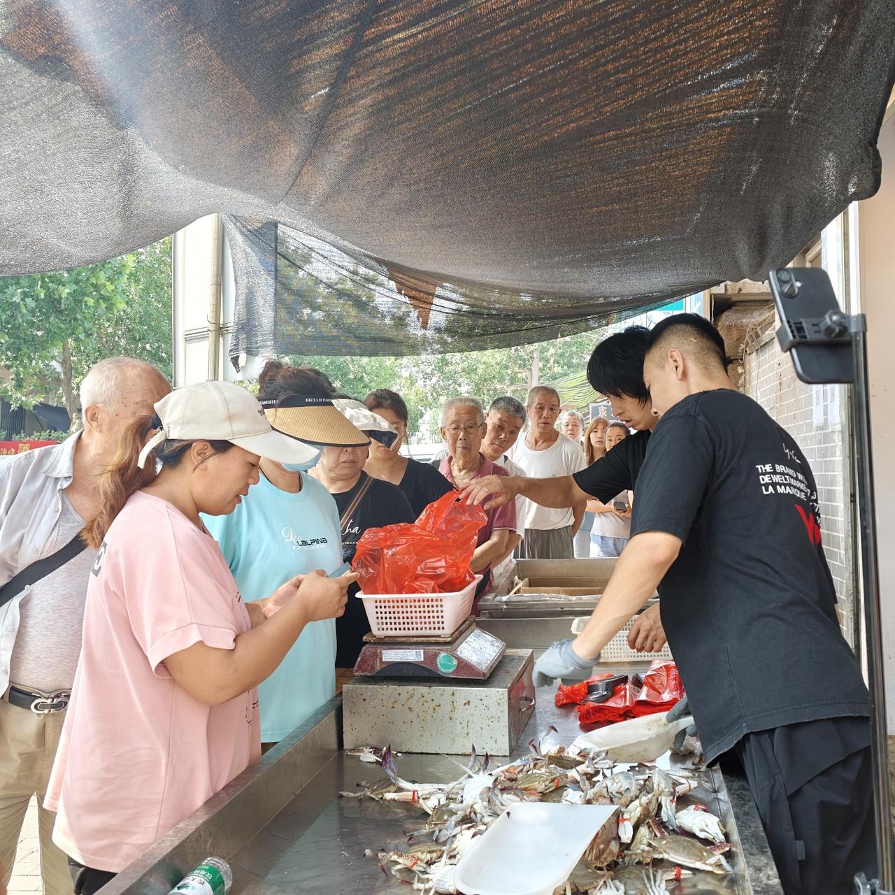 这些梭子蟹肯定不是俺们当地的了，而是南方那边提前开海了，是从那边运输过来的。
<