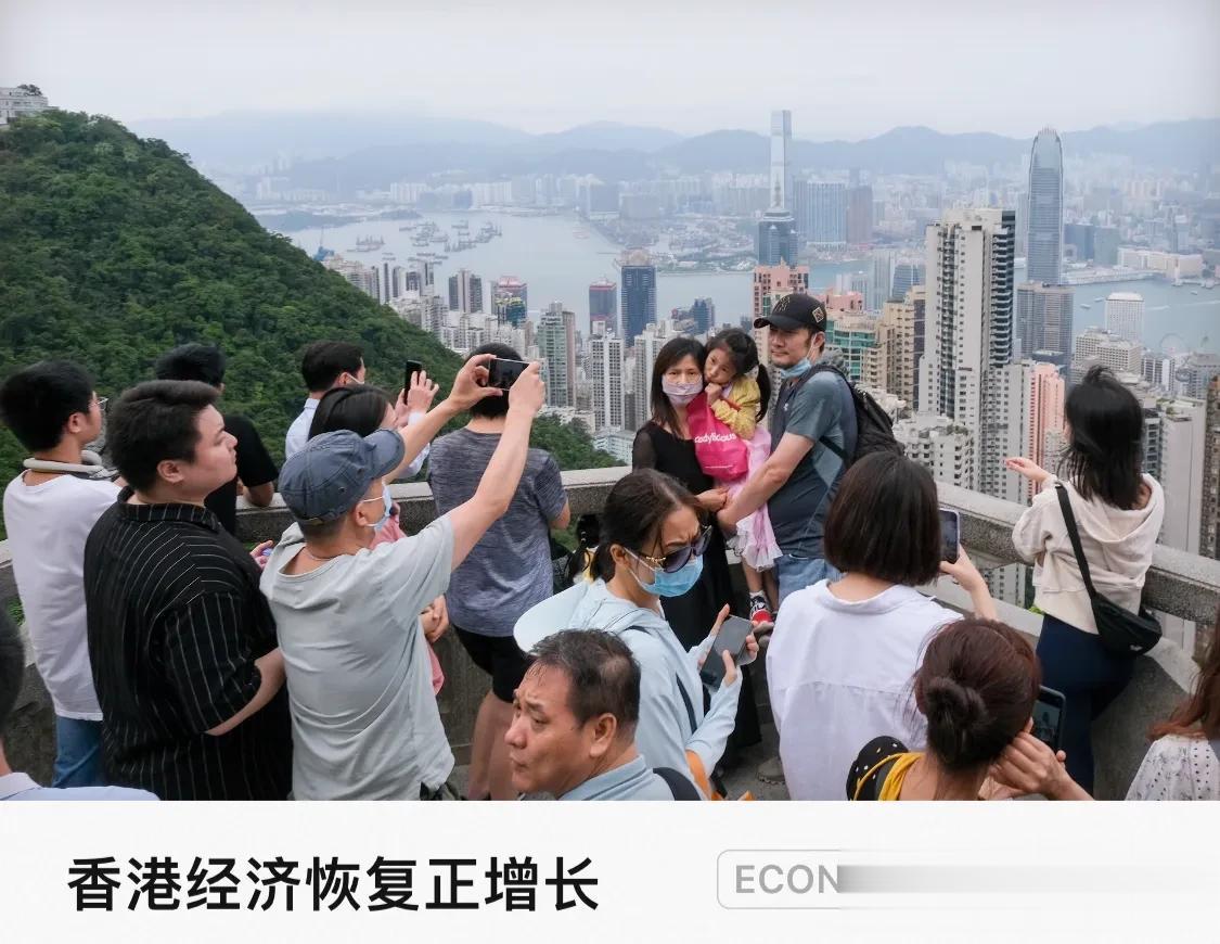 游客们在太平山顶拍照，中国香港。5月2日，香港特区政府公布2023年第一季度经济