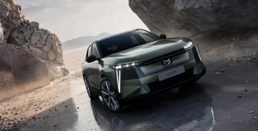 近日，DS N°7官图发布并在法国开启预订，起售价64200欧元（约51万元人民