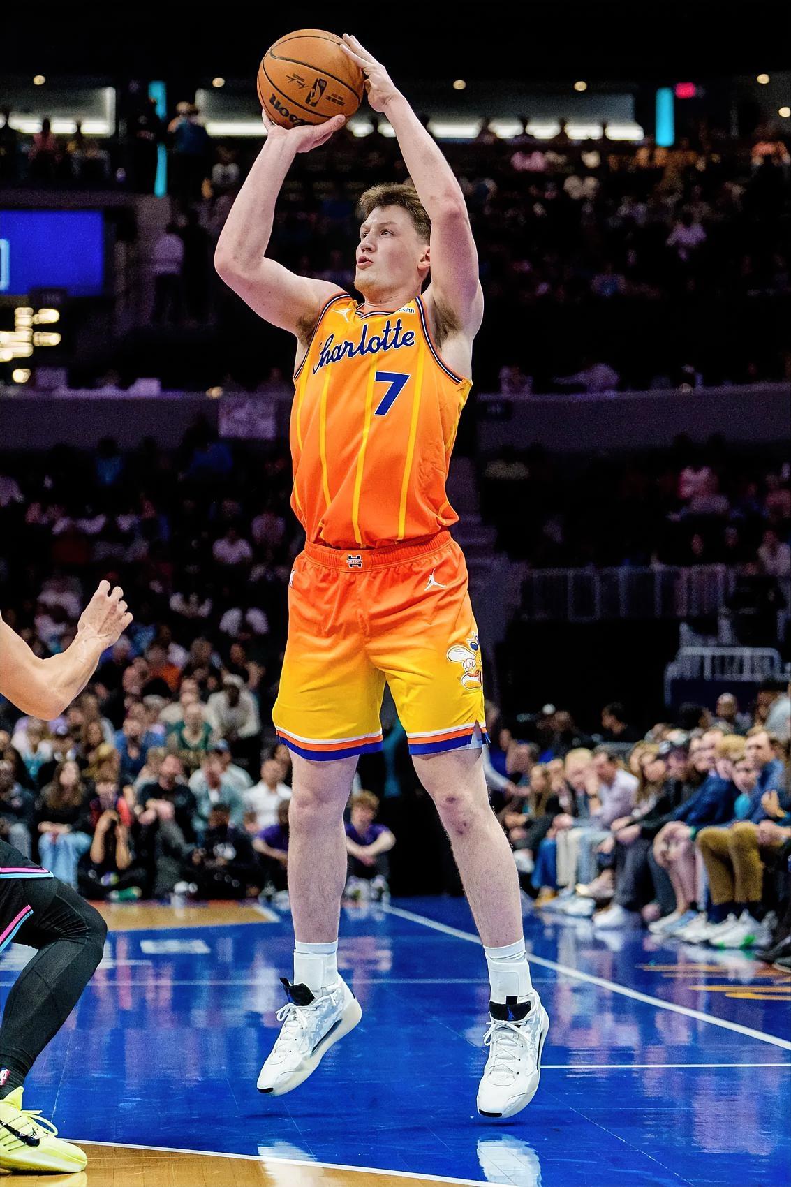 黄蜂这个4号新秀太逆天了！克尼佩尔近12场球的三分球命中率！！！
 
对阵太阳：