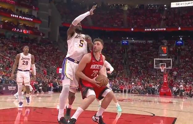 湖人输球又输人，艾顿肘击申京，直接被驱逐出场！

火箭同湖人的比赛正在进行中，目