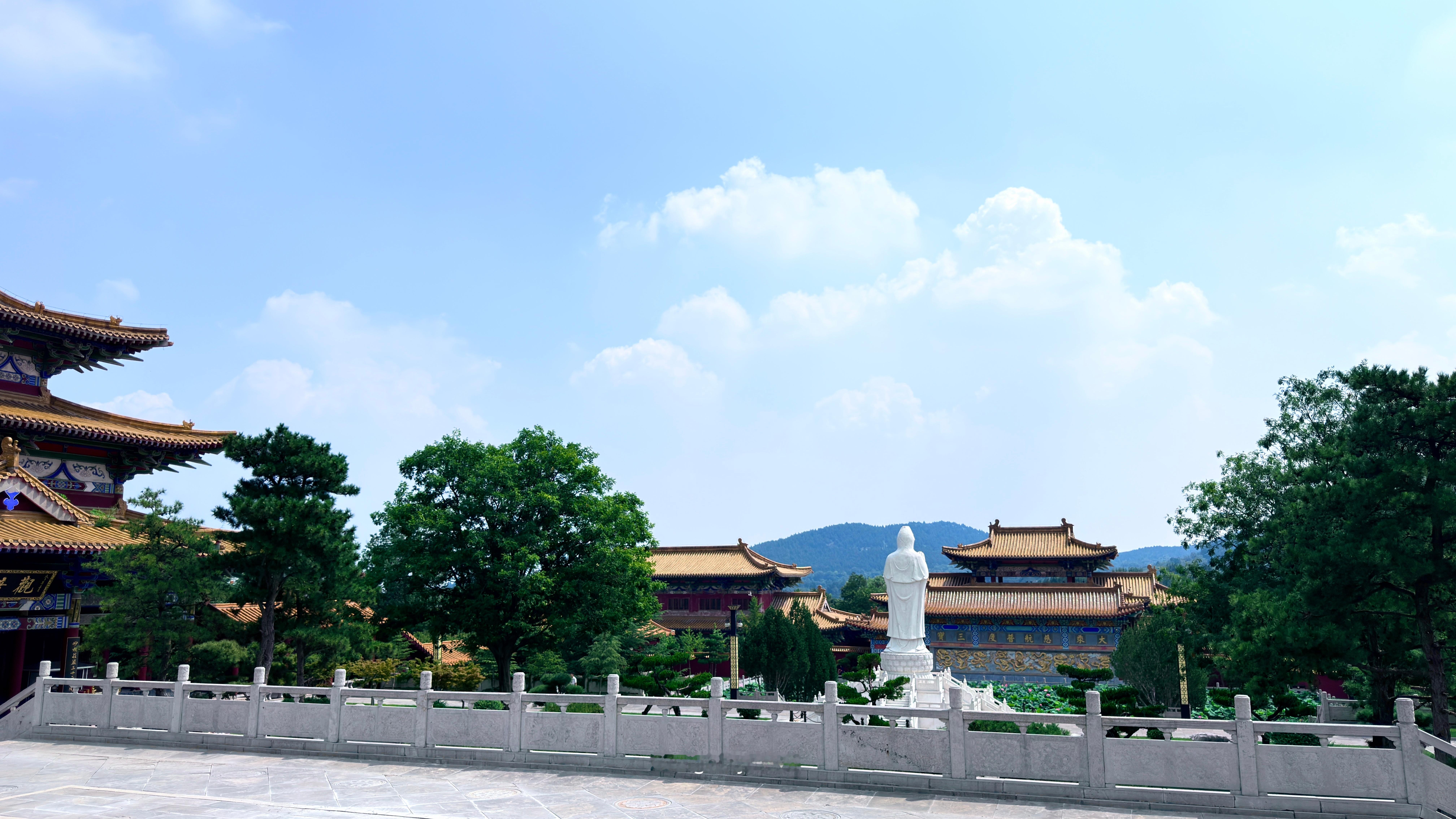 vivo[超话]最近莫名迷上古建筑的屋檐，层层叠叠像浪花堆在头顶，又像鸟翅膀一张