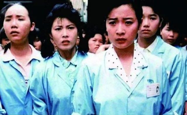 《外来妹》讲的，是赵家坳的六个姑娘。

一张合影，一趟车，南下。

同一个起点。
