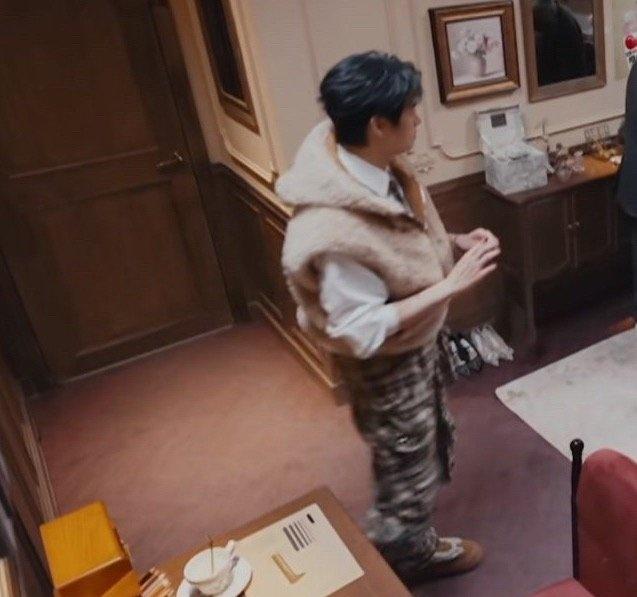 慌乱中魏大勋还给自己戴了枚戒指[柯基] ​​​