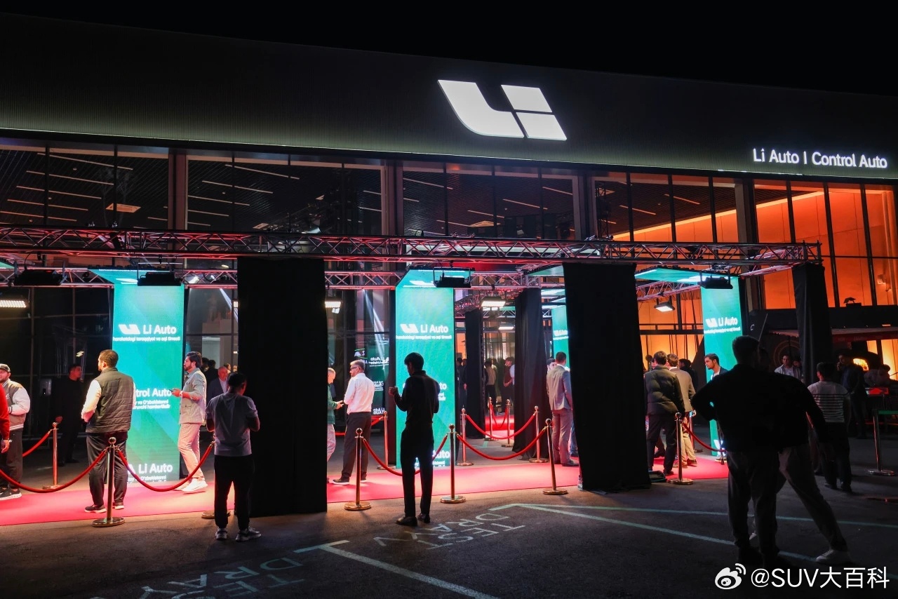 理想汽车 出海第一站，选在了乌兹别克斯坦首都塔什干不同于国内的直营模式，理想的海