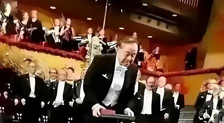 两张照片，两个莫言。

诺奖现场，他显得拘谨、谦逊，甚至有点局促，像个生怕说错话
