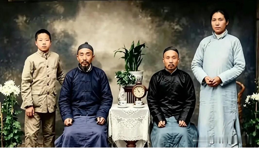1919年，这是毛泽东与父亲毛贻昌、堂伯父毛福生、三弟毛泽覃在湖南长沙的一张十分
