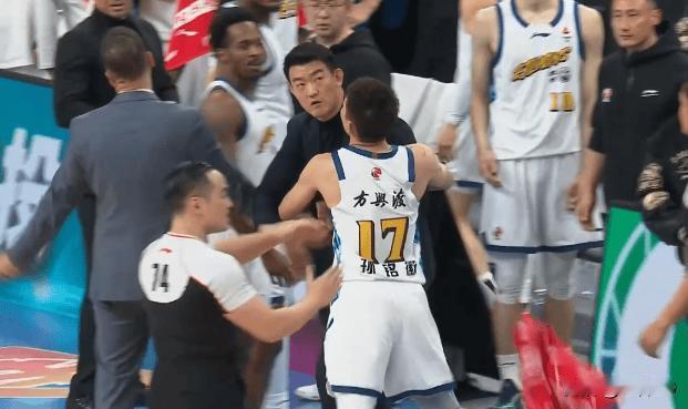 京厦对决再起争议！周琦疑似延误发球引王博暴怒 裁判直吹技术犯规

京厦对决的第三