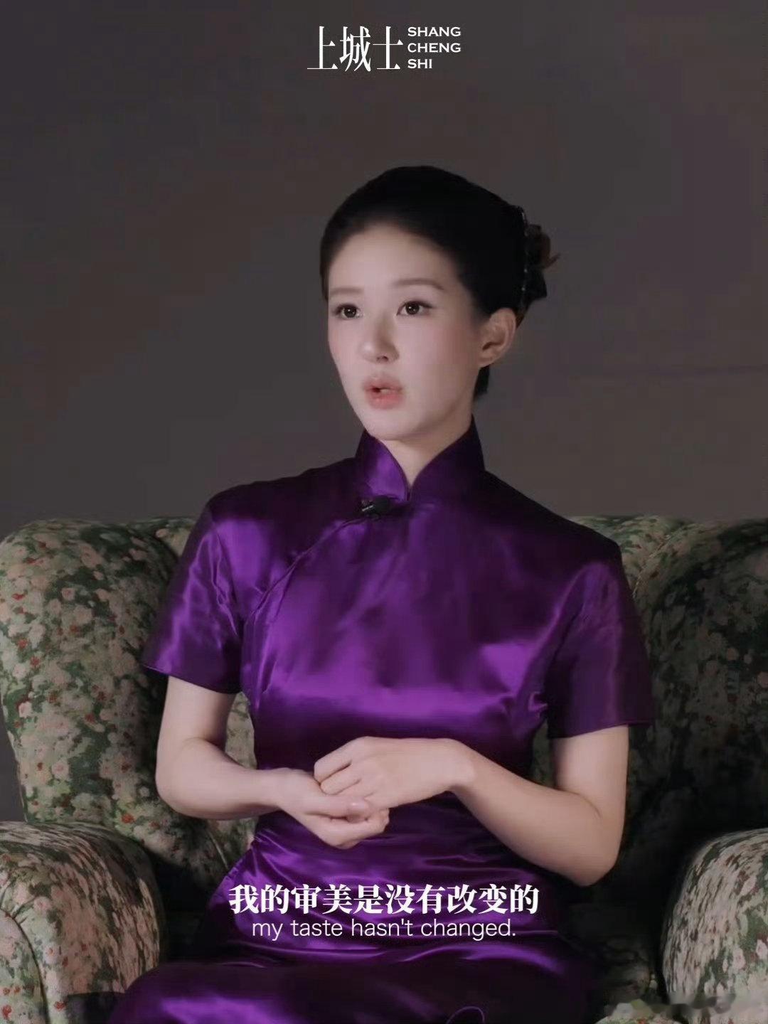 上城士旗袍审美这套旗袍大片真的戳到我，不是刻意的复古，是自然而然的东方韵味，越看