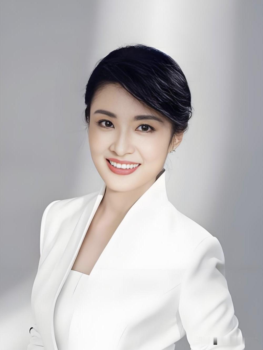 立足时代潮头，她以敏锐的洞察和沉稳的气度，解读风云变幻。她不仅是新闻的播报者，更