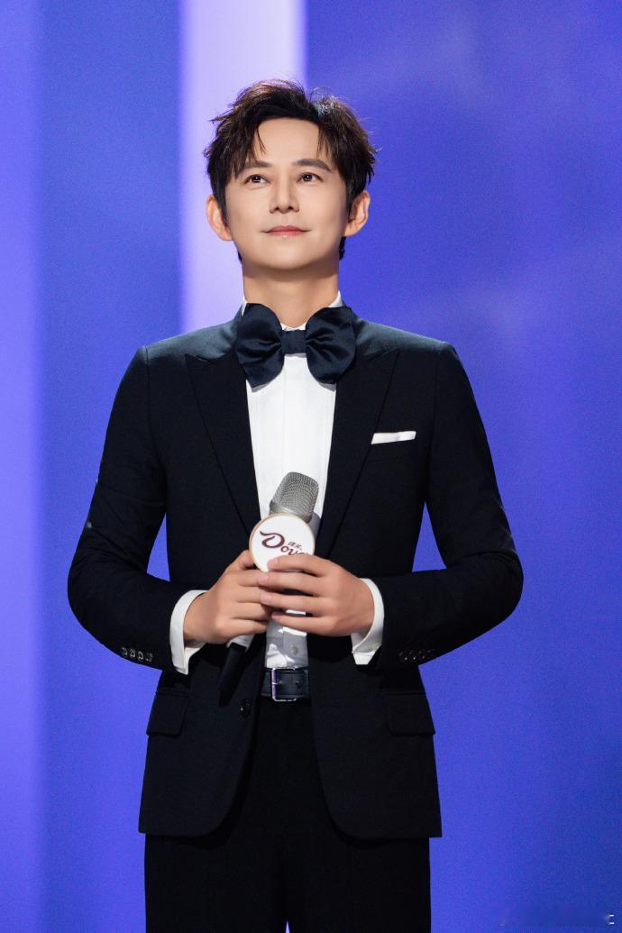 注意到何老师听到意外回答时微表情的变化，从惊讶到无奈再到快速思考，整个过程不过几