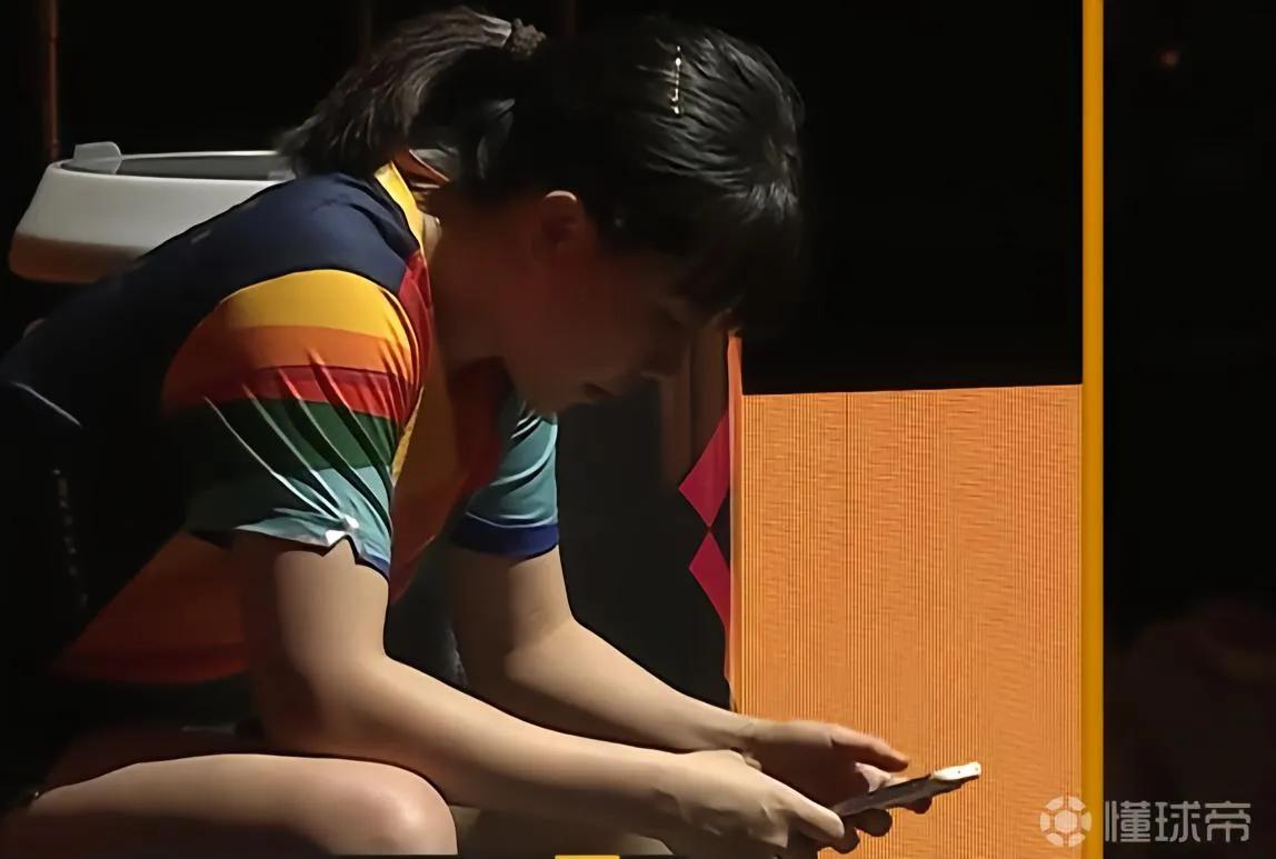 陈幸同在比赛中看手机这个事情其实本身不是太大问题，如果只是看看时间刷刷微信之类。