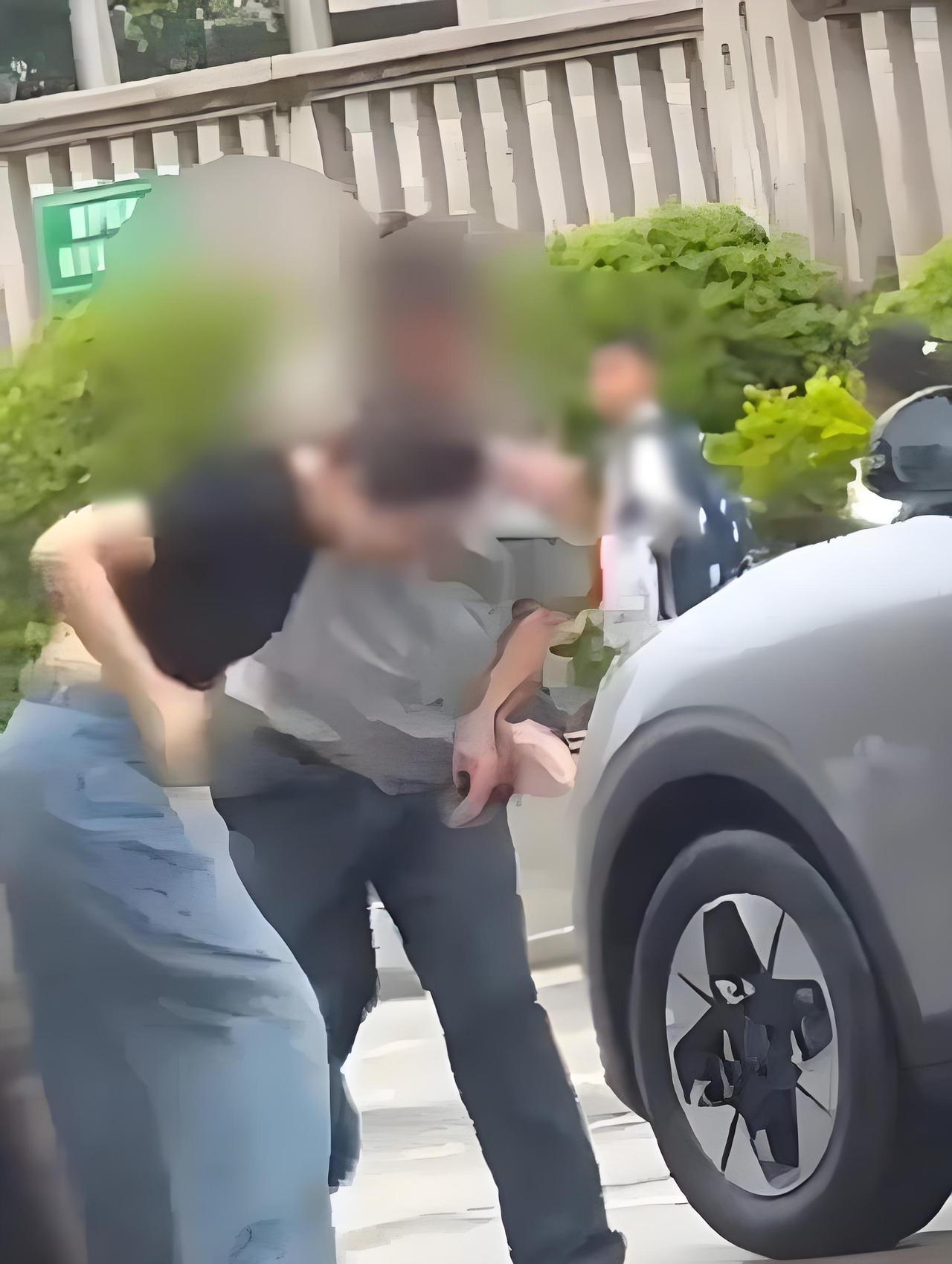 不会的，视频中很明显的动作，女子踹保卫那一脚，看上去类似娇情，暴怒的人一招一式就