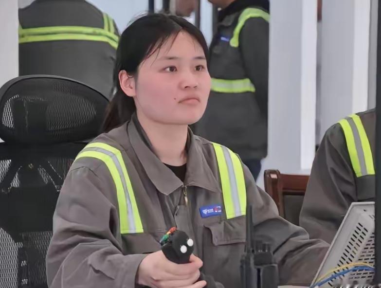 28岁211法学女毕业生李丽，公考失利后当实习律师，工资低到像给梦想打折。她不服