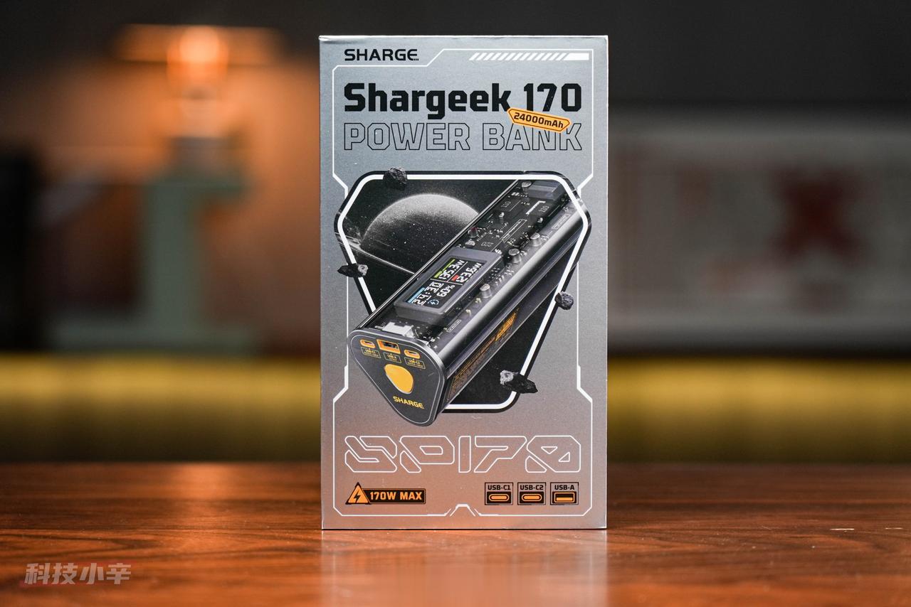 闪极赛博棱镜 170W 移动电源 #TECHMAN图赏# 

外观采用三角棱镜设