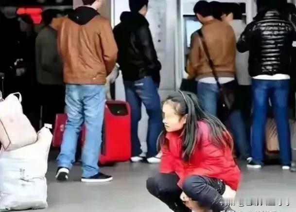 女子路中解手，引人驻足名女子行为异样，竟当众方便，虽身为成人，却毋须惭色，其尊严