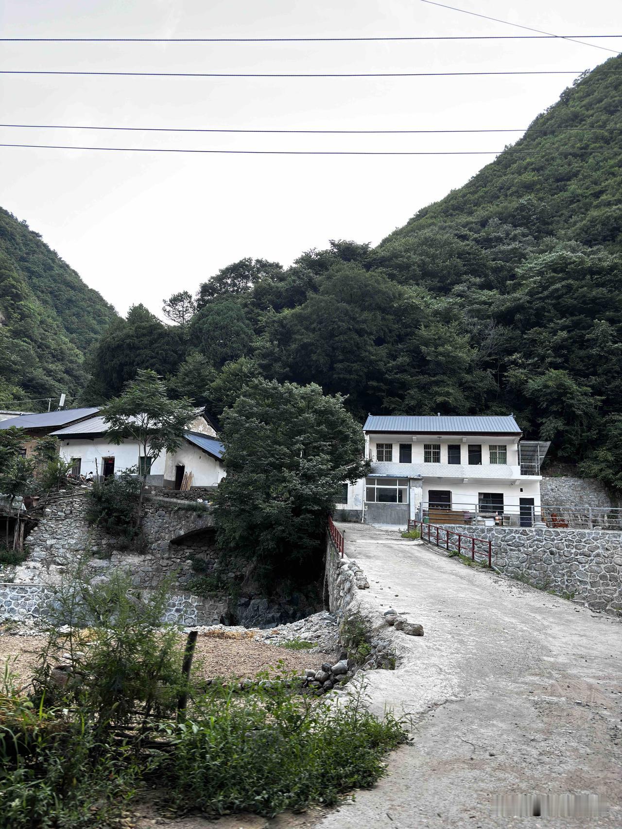 蓝田四女桥沟，就是从这个大桥进去左拐往里走，不知道有多深，里面还有村子吗？