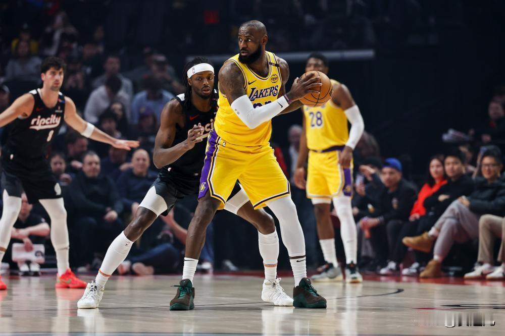 詹姆斯40+8里夫斯32分 湖人击败开拓者
北京时间2月21日，NBA常规赛继续