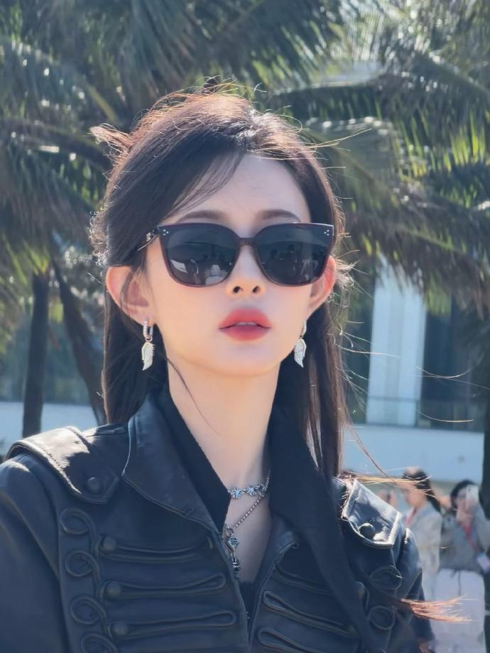 身着黑皮衣的孟子义完成骑白马的动作，人物与载体的搭配让画面更具视觉冲击，冲击让画