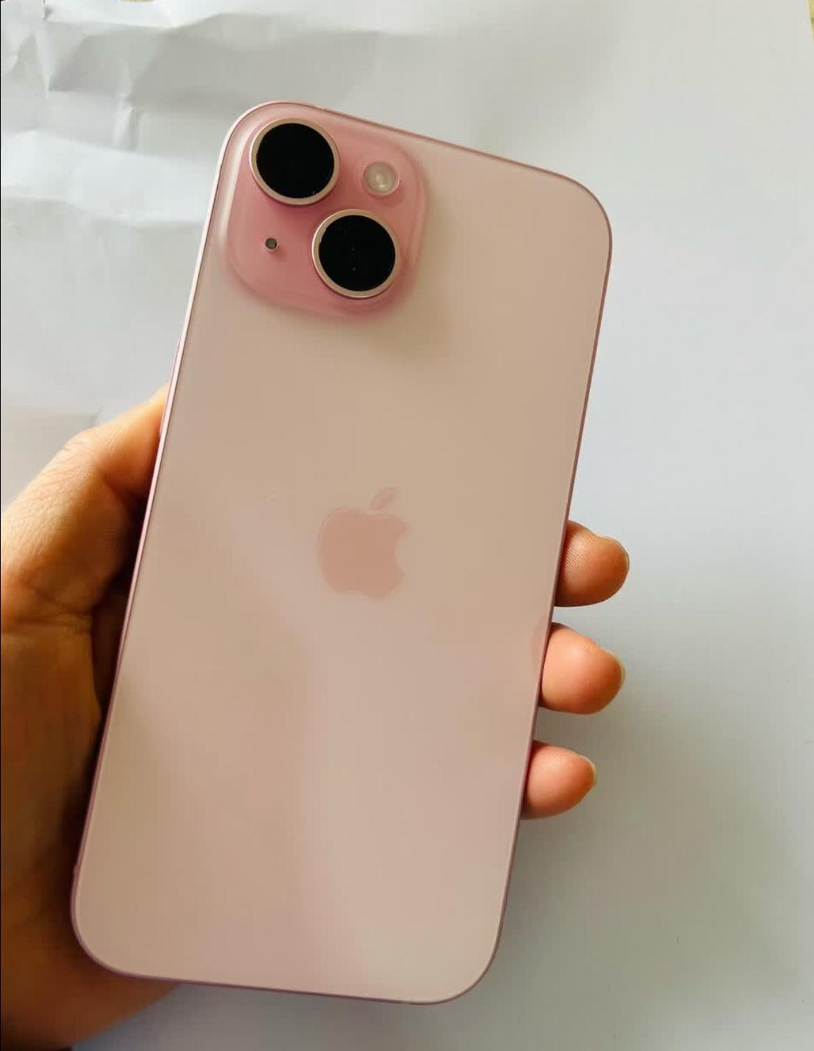 最近发现一个挺有意思的现象：
身边好多人攥着四五年前的旧iPhone，死活不肯换