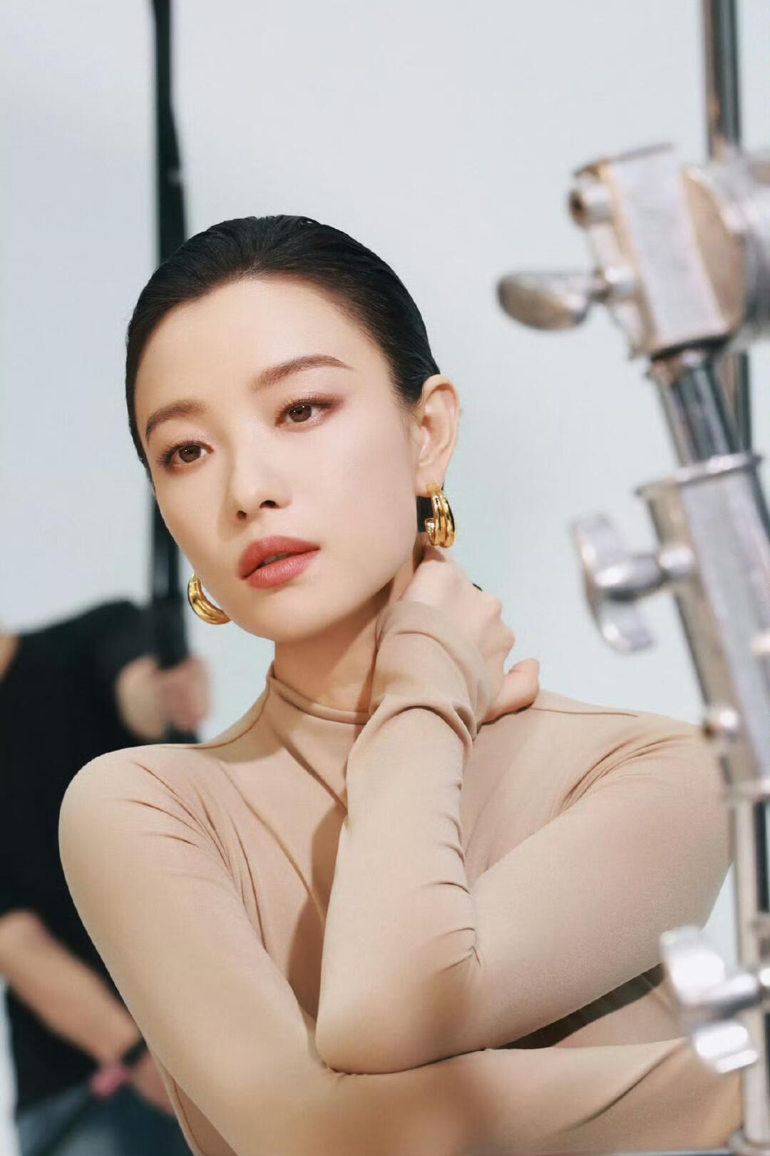 简单的人生内娱姐姐大合集 《简单的人生》太会码阵容了，倪妮、陈昊宇、周雨彤、金婧