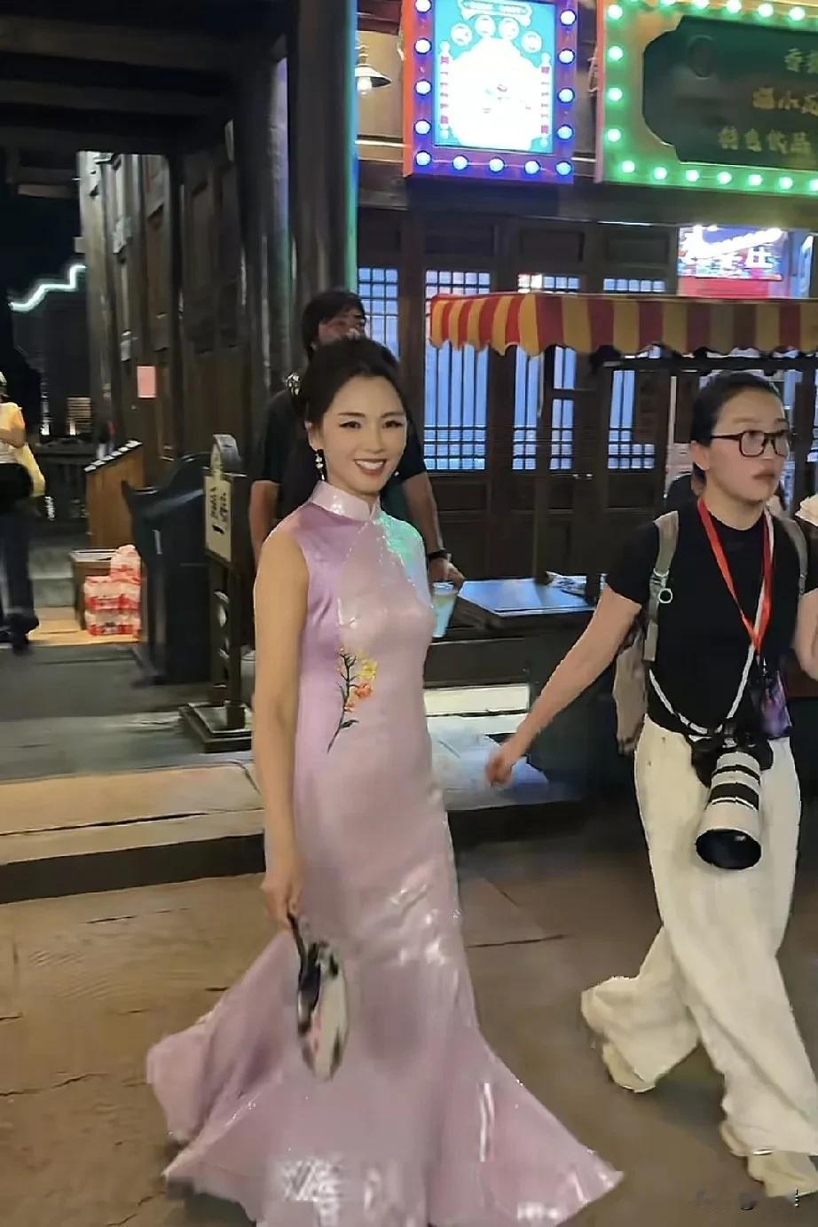 刘涛穿旗袍在街上走。