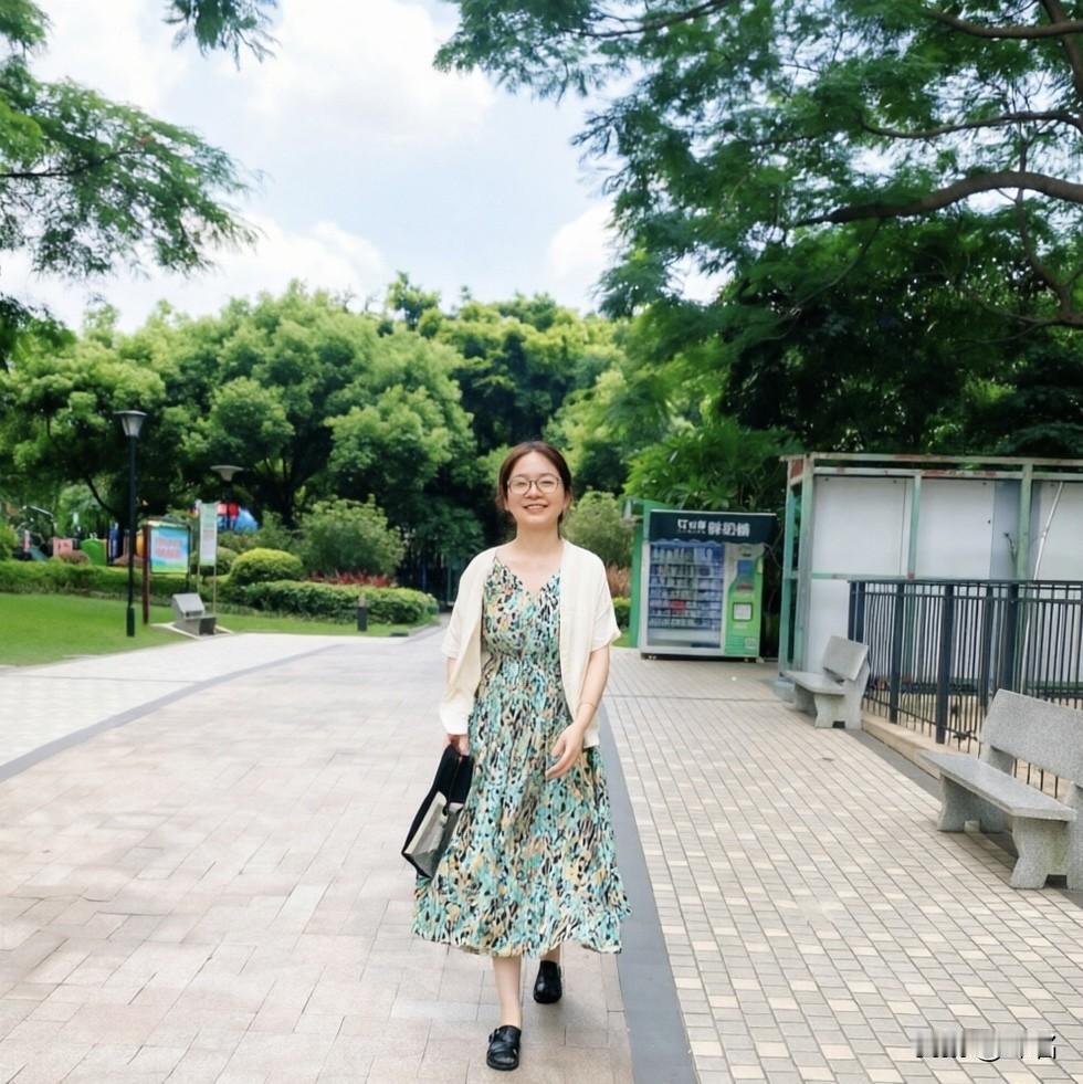 我穿着碎花连衣裙向你走来，
风轻轻掀起我的裙角，
阳光透过树叶的缝隙，
在我身上