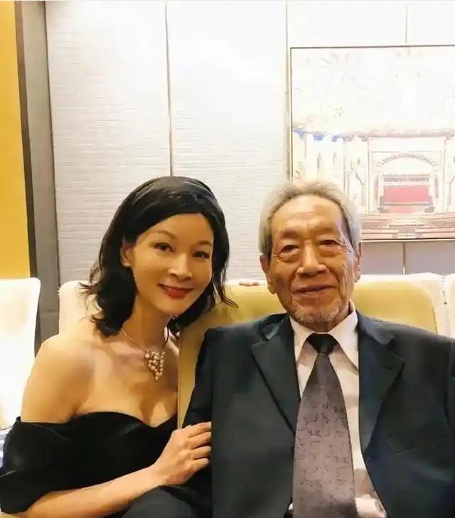 2013年，30岁的饶芯语，疯狂追求67岁的王奎荣。她对王奎荣。她对王奎荣说：车