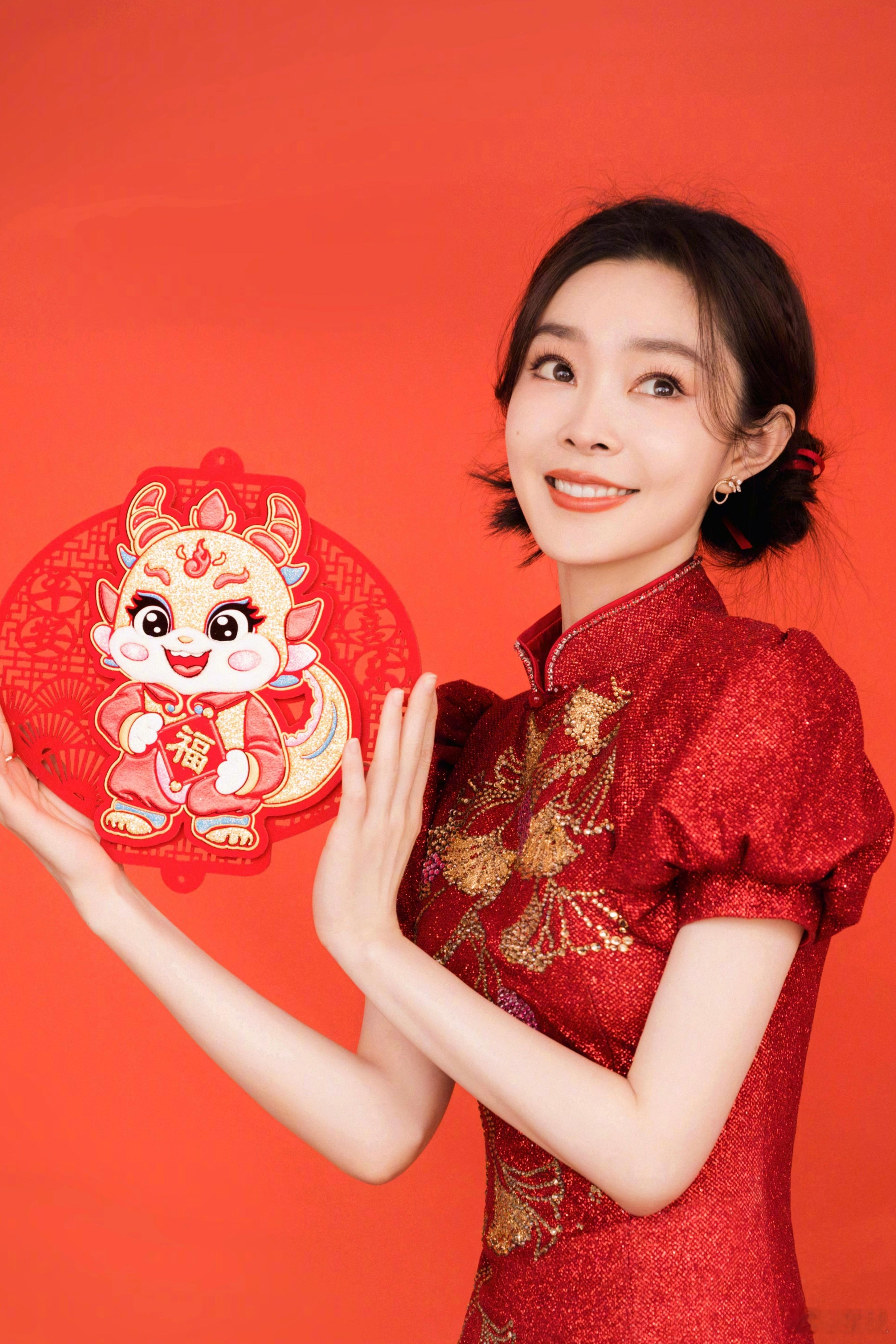 宋轶 🟥 央视春晚旗袍造型，明艳又俏皮 ​​​