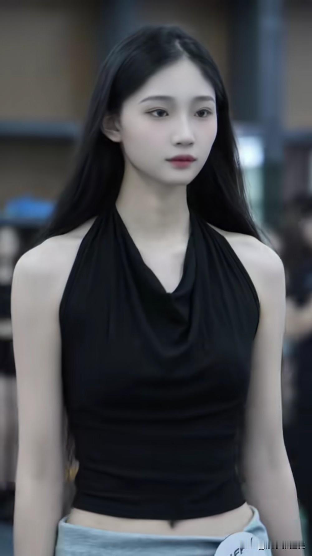 模特大赛现场身材超好的选手，脸蛋青涩，清纯灵动，服装表演系的学生，怀揣梦想，自信