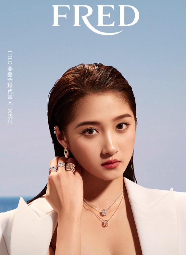 鞠婧祎第一个高奢来了，
斐登，title应该是中国区品牌大使，目前关晓彤是全球代