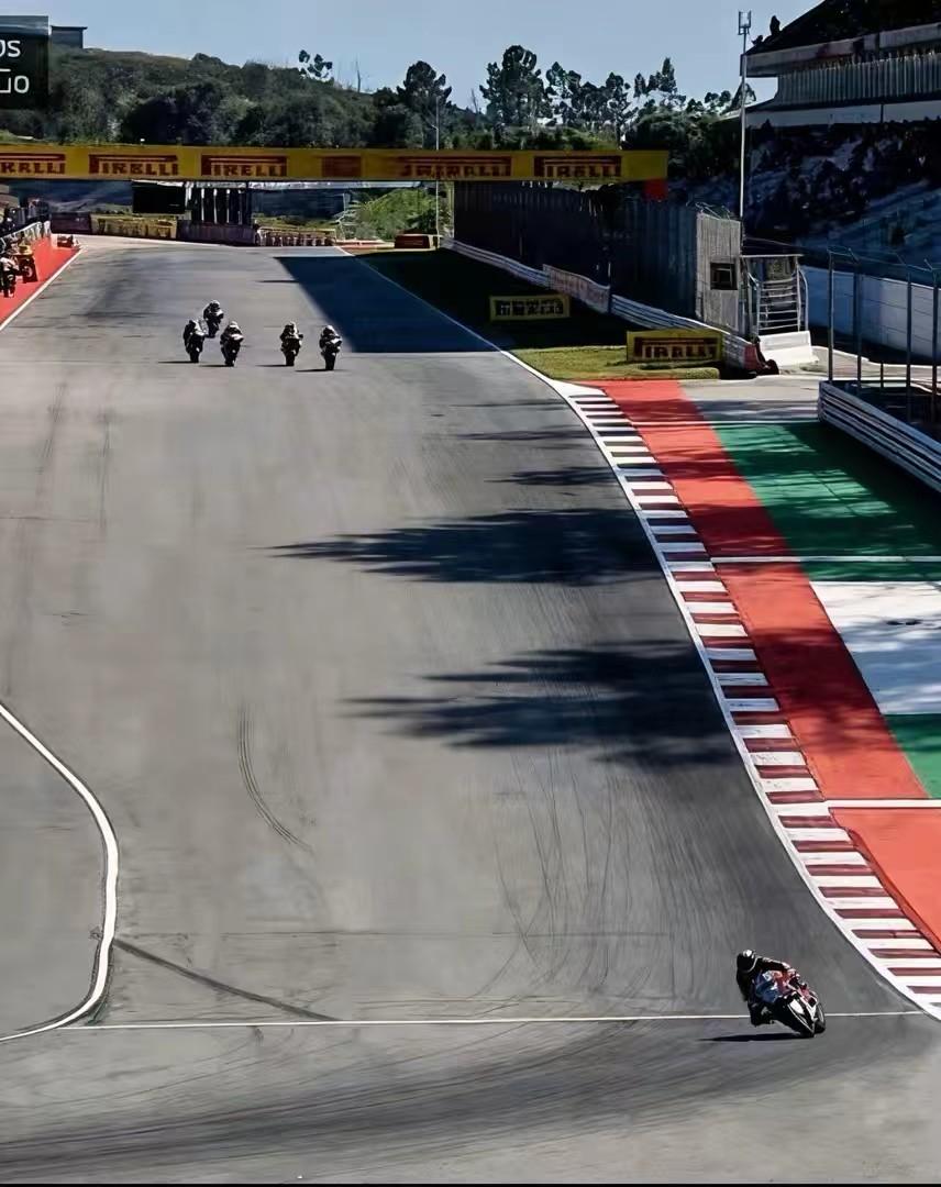 太佩服张雪了，一个农村娃，二十年干一件事，干到了世界冠军！